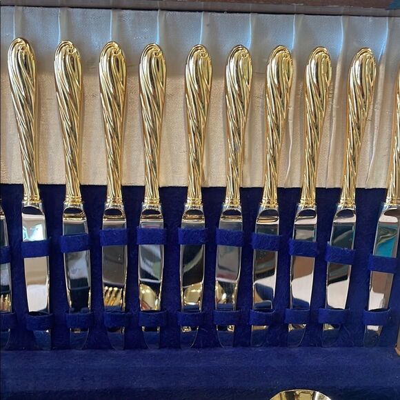 Retroneu 18/0 Japan Gold Tone Stainless Flatware Twist 66 Piece Serving for 12 - Picture 4 of 12